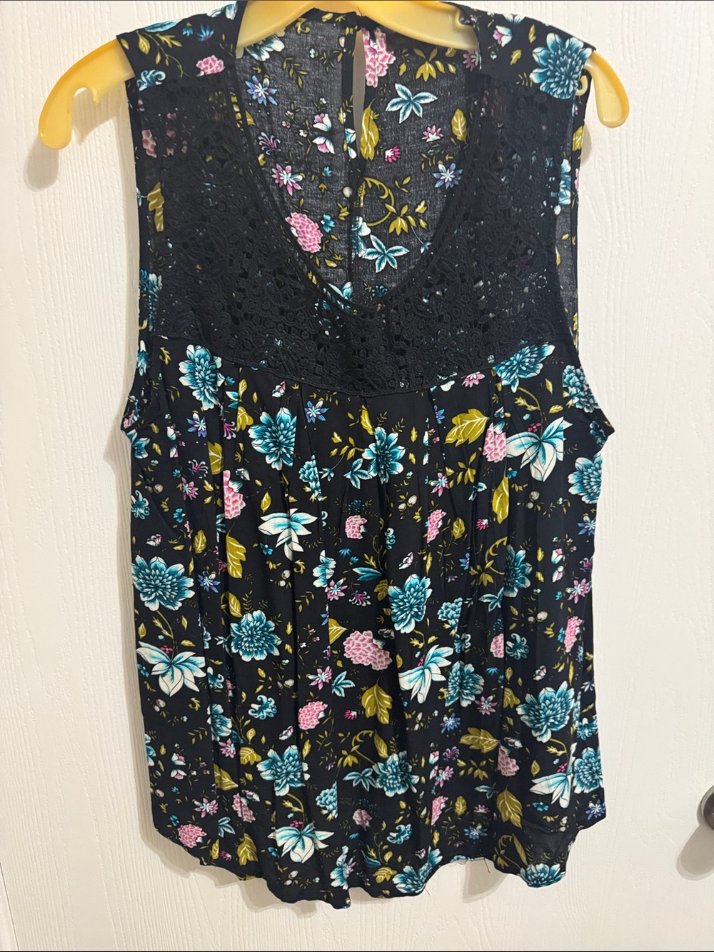 Hazel Black Floral Sleeveless Crocheted Trim Neckline Women’s XL Flowy Shirt Top